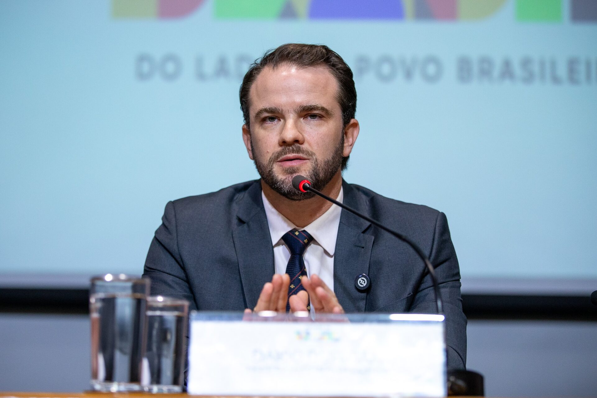 Ministro da Fazenda Dario Durigan durante entrevista sobre sanções.