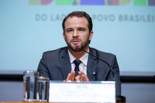 Ministro da Fazenda Dario Durigan durante entrevista sobre sanções.