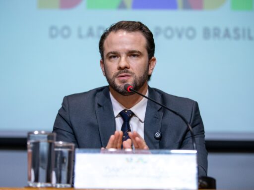Ministro da Fazenda Dario Durigan durante entrevista sobre sanções.