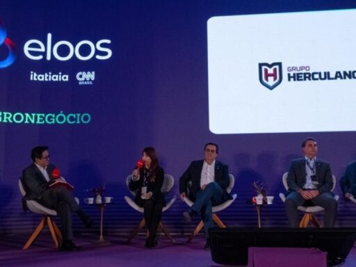 Painel de especialistas discutindo o futuro do agronegócio brasileiro.