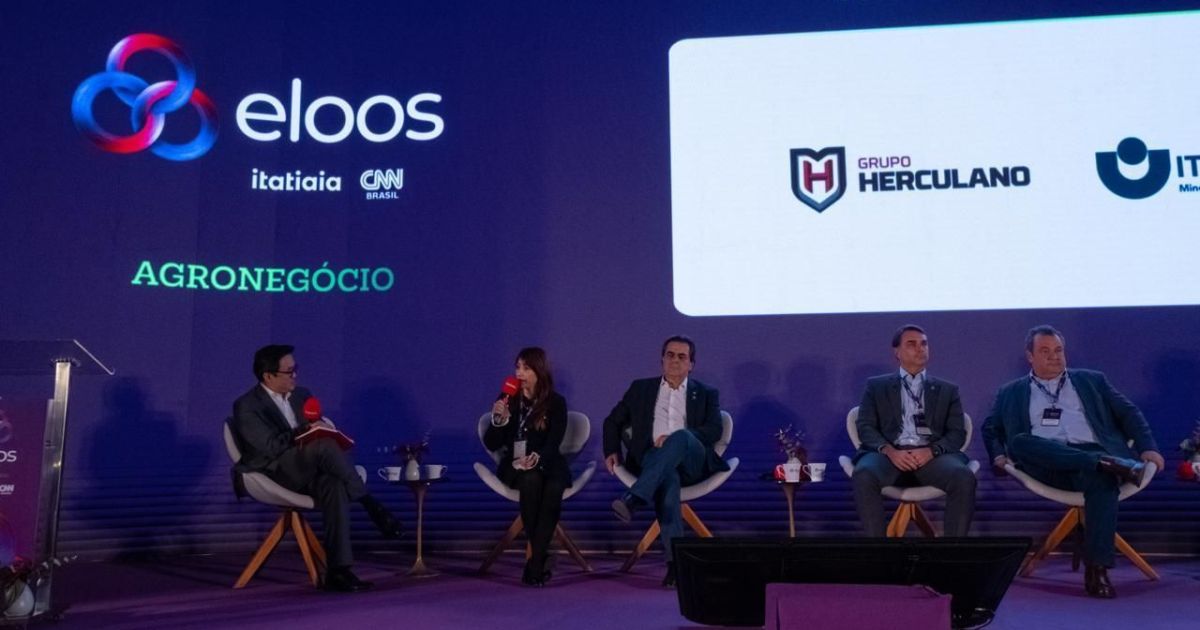 Painel de especialistas discutindo o futuro do agronegócio brasileiro.
