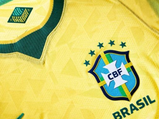 Camisa da Seleção Brasileira sendo utilizada em contexto político.