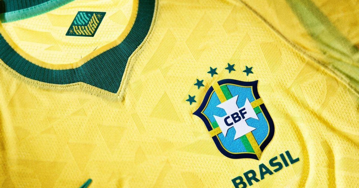 Camisa da Seleção Brasileira sendo utilizada em contexto político.