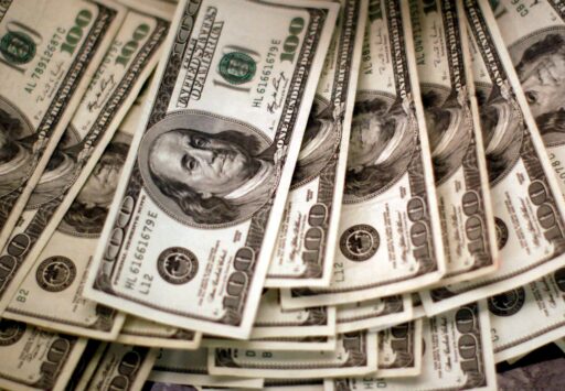 Notas de dólar empilhadas representando a cotação da moeda.