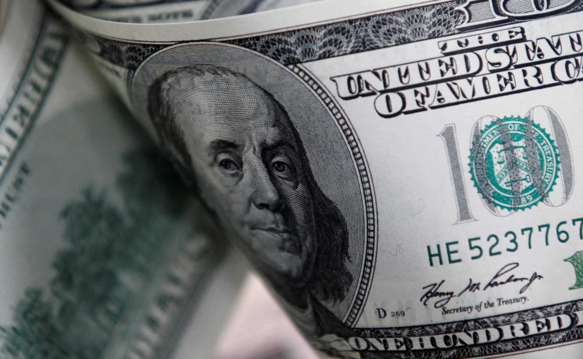 Dólar sobe a R$ 5,05 e Ibovespa cai com novas ameaças tarifárias dos EUA e tensão no Oriente Médio em contexto de Política Econômica