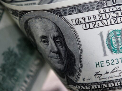 Dólar sobe a R$ 5,05 e Ibovespa cai com novas ameaças tarifárias dos EUA e tensão no Oriente Médio em contexto de Política Econômica