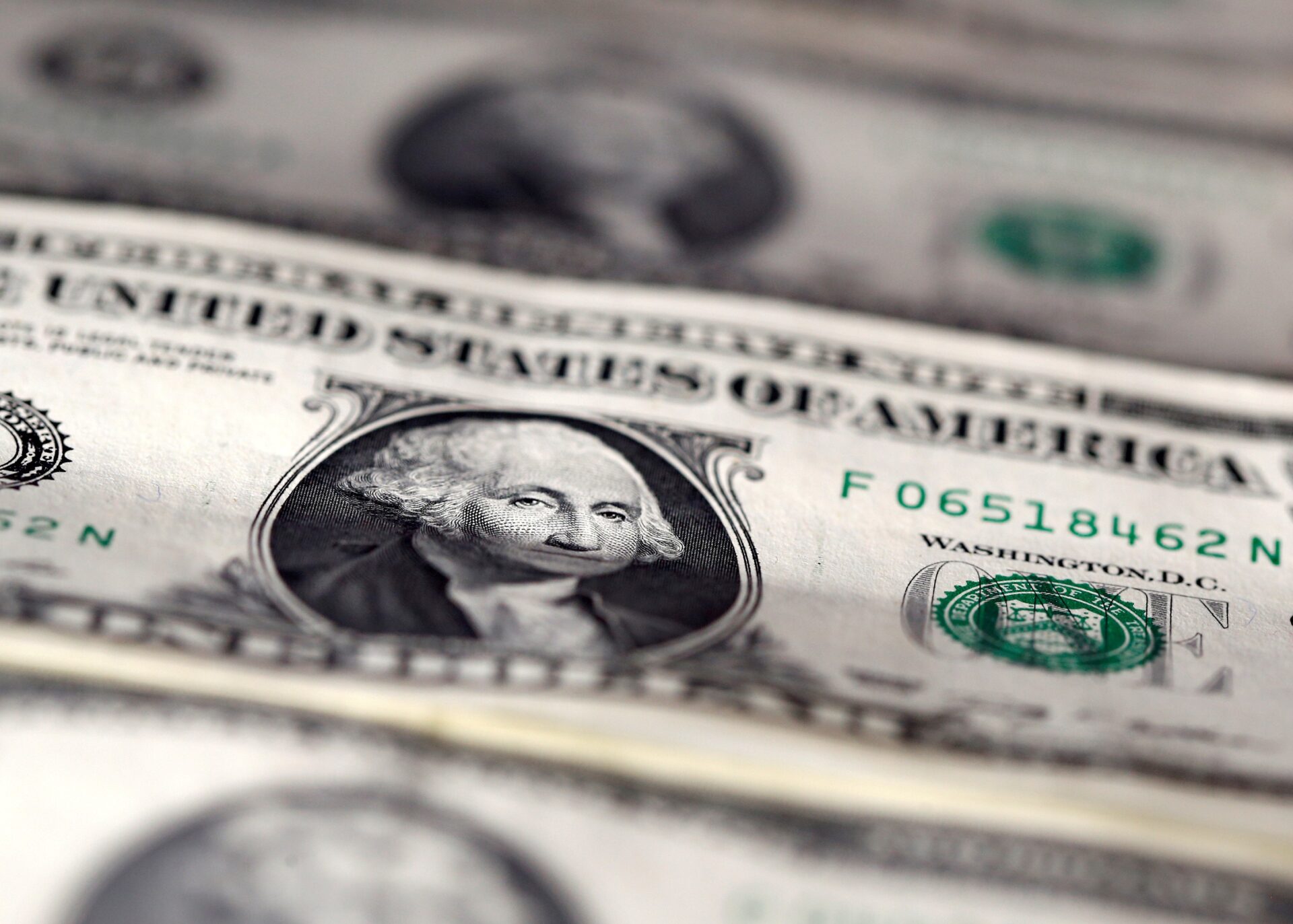 Notas de dólar em circulação no mercado financeiro.