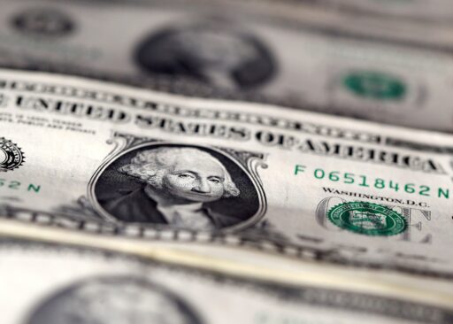 Notas de dólar em circulação no mercado financeiro.