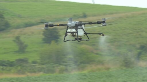 Drones em operação na agricultura brasileira para monitoramento de solo.
