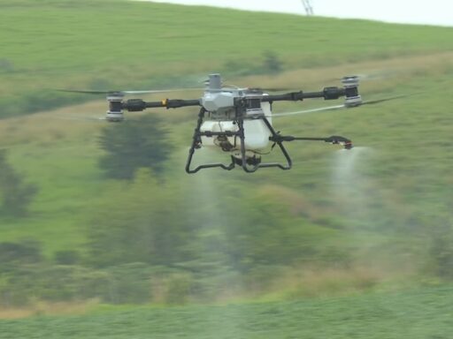 Drones em operação na agricultura brasileira para monitoramento de solo.
