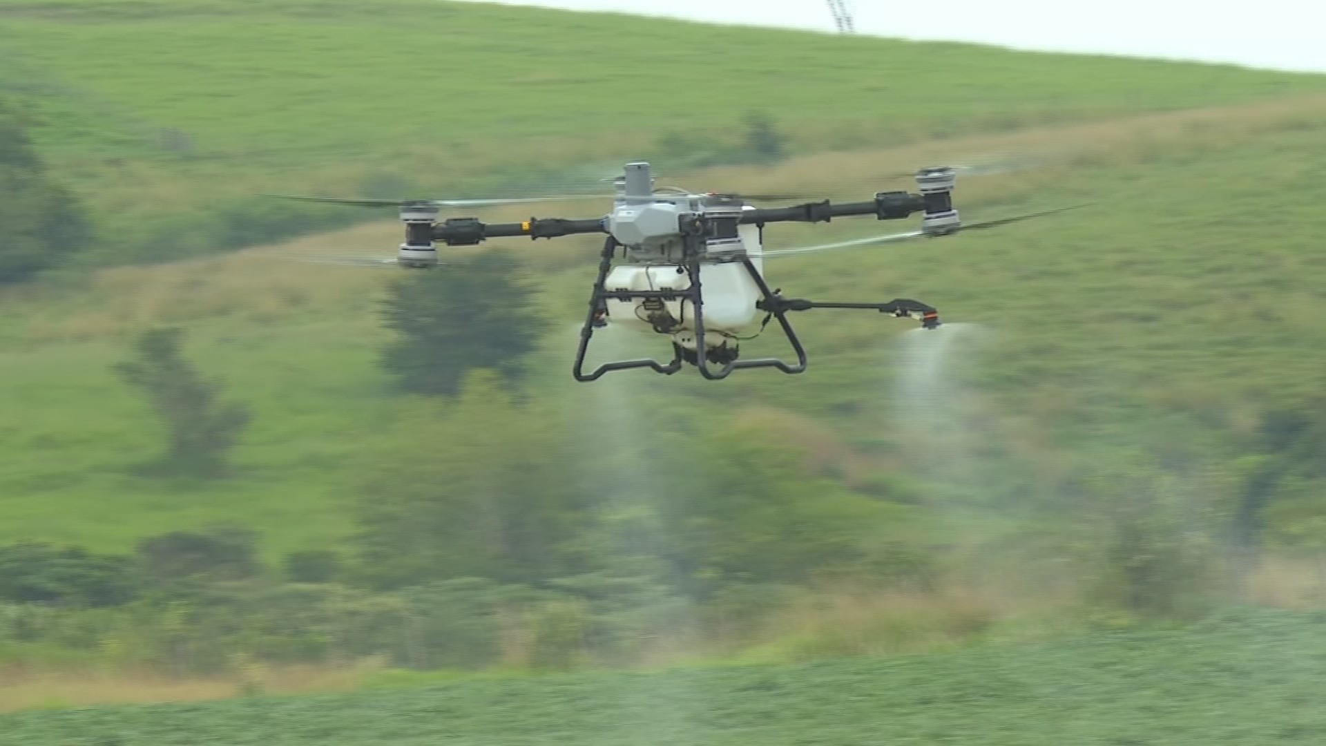 Drones em operação na agricultura brasileira para monitoramento de solo.