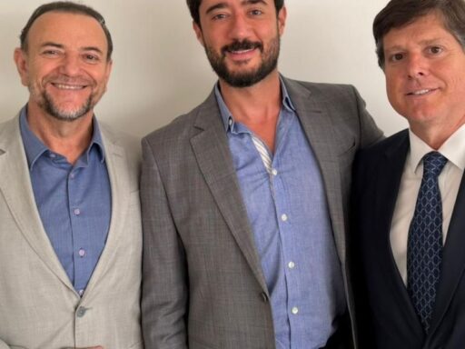 Edinho Silva em reunião política sobre as eleições em Minas Gerais.