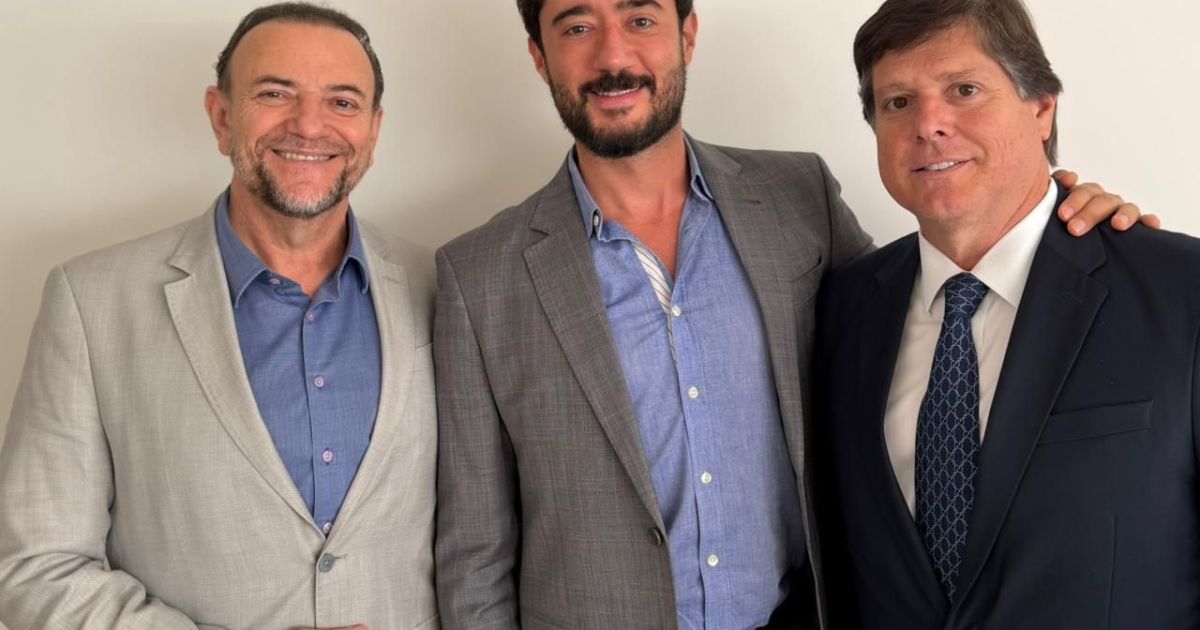 Edinho Silva em reunião política sobre as eleições em Minas Gerais.