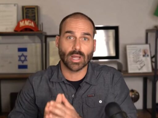 Eduardo Bolsonaro promove filme sobre ex-presidente em evento nos EUA em contexto de Política Econômica