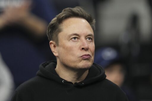 Elon Musk torna-se o primeiro trilionário da história após estreia da SpaceX na bolsa em contexto de Política Econômica