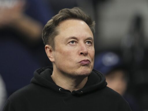 Elon Musk torna-se o primeiro trilionário da história após estreia da SpaceX na bolsa em contexto de Política Econômica