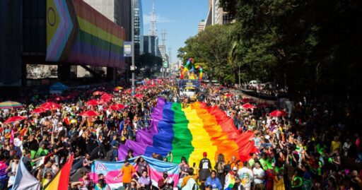 Avenida Paulista durante evento público com grande concentração de pessoas.