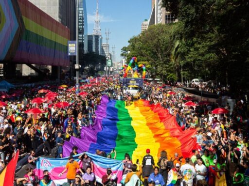 Avenida Paulista durante evento público com grande concentração de pessoas.
