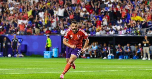 John McGinn comemora gol da Escócia contra o Haiti na Copa do Mundo.