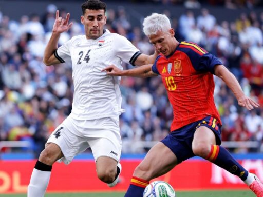 Jogadores da Espanha e Iraque disputam bola em amistoso pré-Copa.