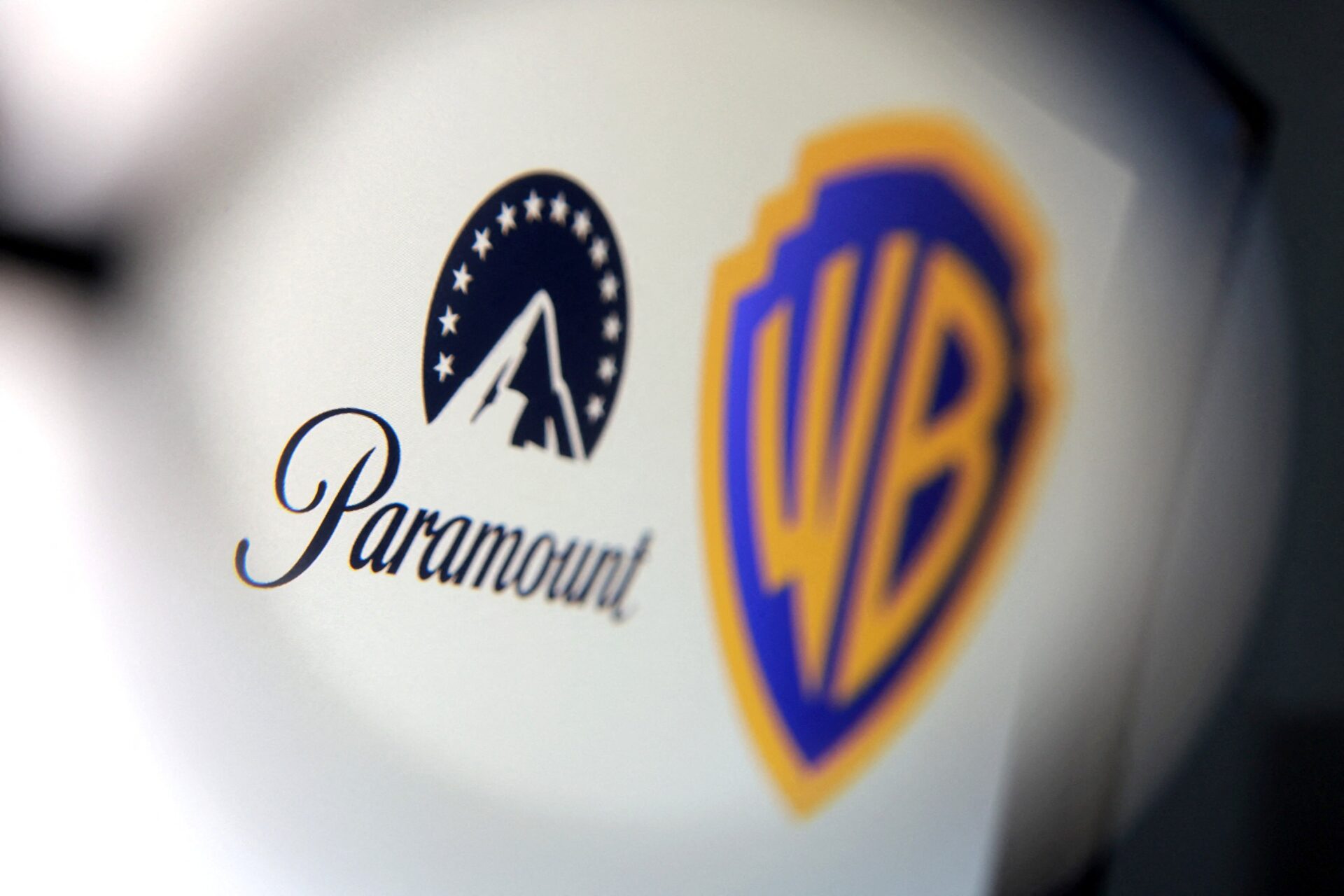Logotipos da Paramount e Warner Bros em destaque.