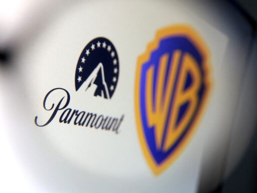 Logotipos da Paramount e Warner Bros em destaque.