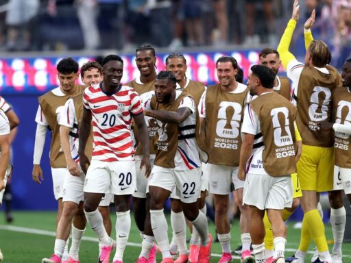 Seleção dos Estados Unidos comemora gol contra o Paraguai na Copa do Mundo.