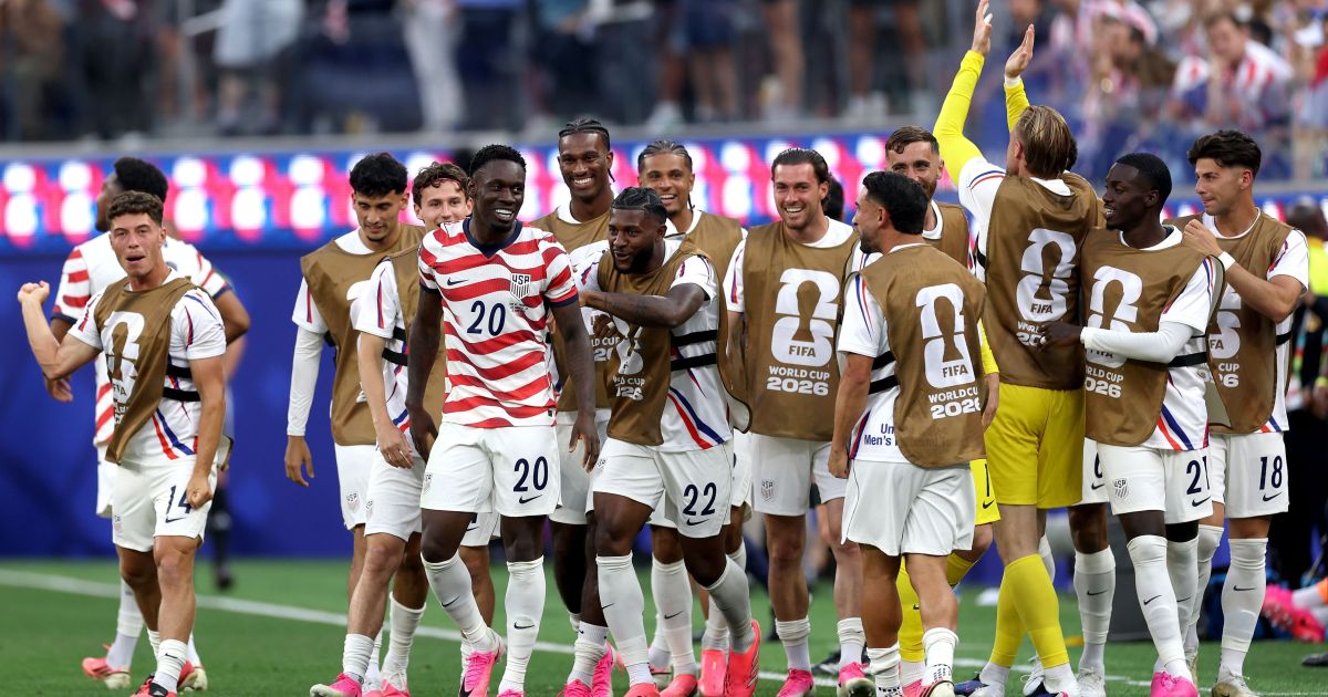 Seleção dos Estados Unidos comemora gol contra o Paraguai na Copa do Mundo.