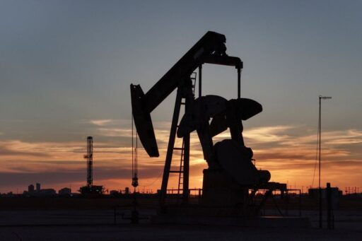 Barris de petróleo em refinaria nos Estados Unidos.