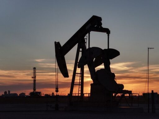 Barris de petróleo em refinaria nos Estados Unidos.