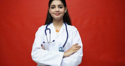 Estudante de medicina utilizando plataforma digital de estudos.