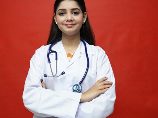 Estudante de medicina utilizando plataforma digital de estudos.