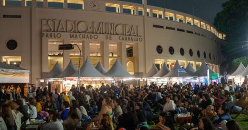 Público circulando entre estandes na Feira do Livro no Pacaembu.