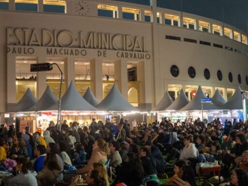 Público circulando entre estandes na Feira do Livro no Pacaembu.