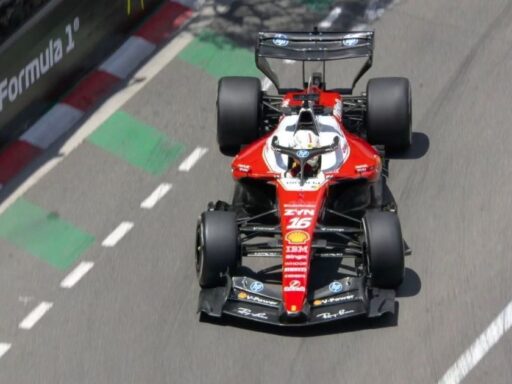 Charles Leclerc lidera o primeiro treino livre do GP de Mônaco com a Ferrari.
