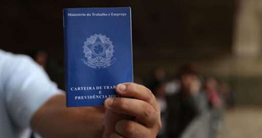 Trabalhador em ambiente de escritório analisando dados de produtividade.