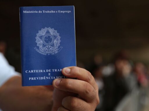 Trabalhador em ambiente de escritório analisando dados de produtividade.