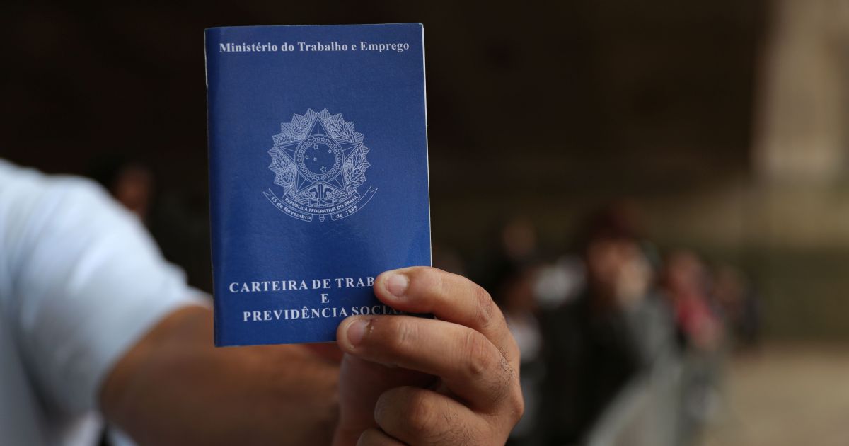 Trabalhador em ambiente de escritório analisando dados de produtividade.