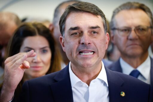 Flávio Bolsonaro afirma ter pedido a Trump que não taxe produtos brasileiros em contexto de Política Econômica