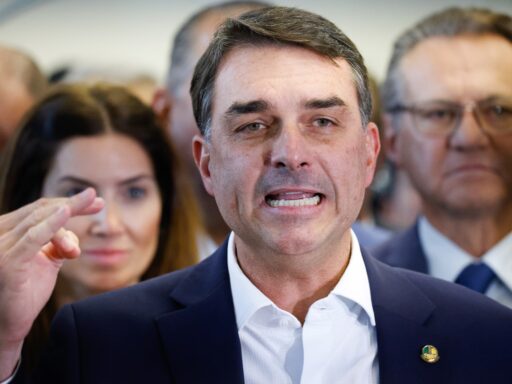 Flávio Bolsonaro afirma ter pedido a Trump que não taxe produtos brasileiros em contexto de Política Econômica