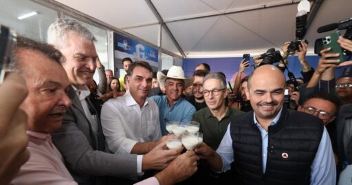 Flávio Bolsonaro e Romeu Zema se reencontram em Minas Gerais e pregam união da direita em contexto de Política Econômica