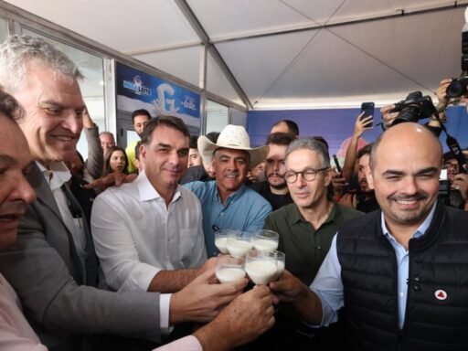 Flávio Bolsonaro e Romeu Zema se reencontram em Minas Gerais e pregam união da direita em contexto de Política Econômica