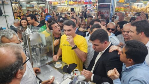 Flávio Bolsonaro em visita ao Mercado Central de Belo Horizonte durante pré-campanha.