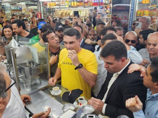 Flávio Bolsonaro em visita ao Mercado Central de Belo Horizonte durante pré-campanha.