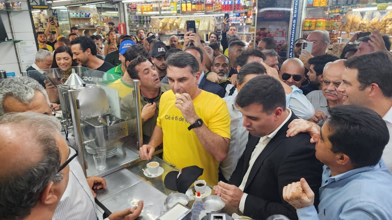 Flávio Bolsonaro em visita ao Mercado Central de Belo Horizonte durante pré-campanha.