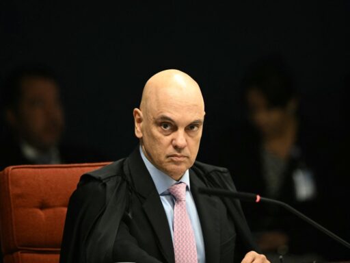 Flávio Bolsonaro pede ao STF suspeição de Alexandre de Moraes em caso envolvendo Banco Master em contexto de Política Econômica