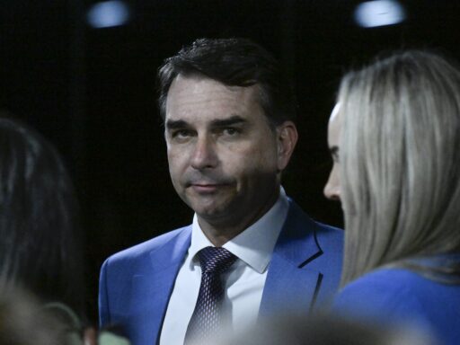 Senador Flávio Bolsonaro em evento oficial.