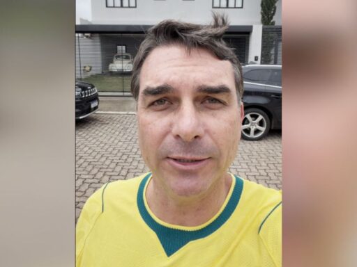 Senador Flávio Bolsonaro em visita ao pai, Jair Bolsonaro.