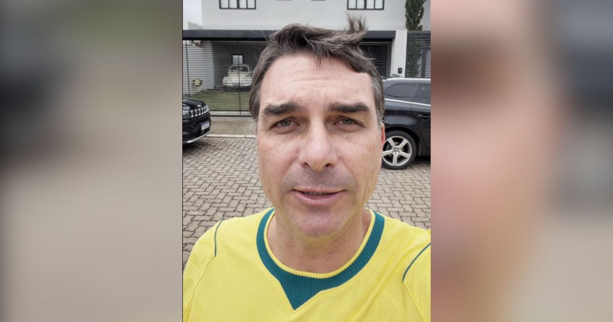 Senador Flávio Bolsonaro em visita ao pai, Jair Bolsonaro.