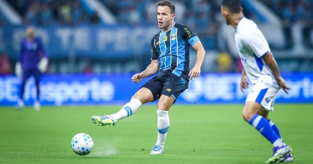 O meio-campista Arthur Melo em campo pelo Grêmio.